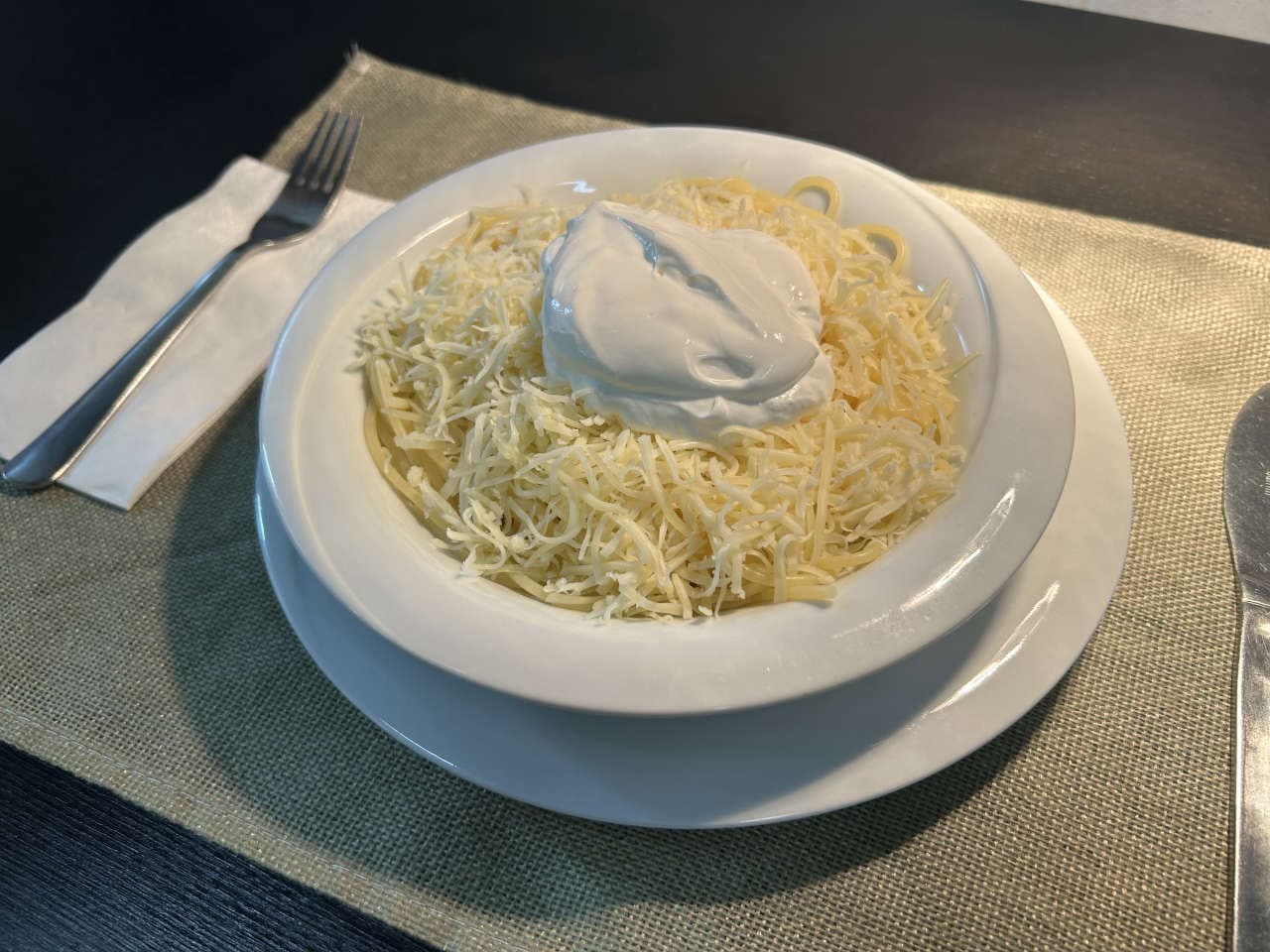 Sajtos tejfölös spagetti