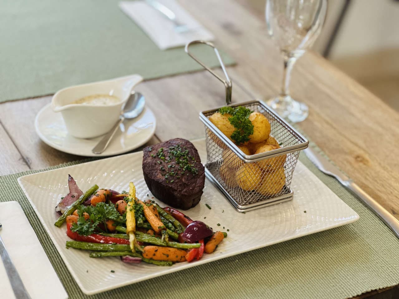 Bélszín steak zöldbors-mártással parázsburgonyával, grillezett zöldségekkel