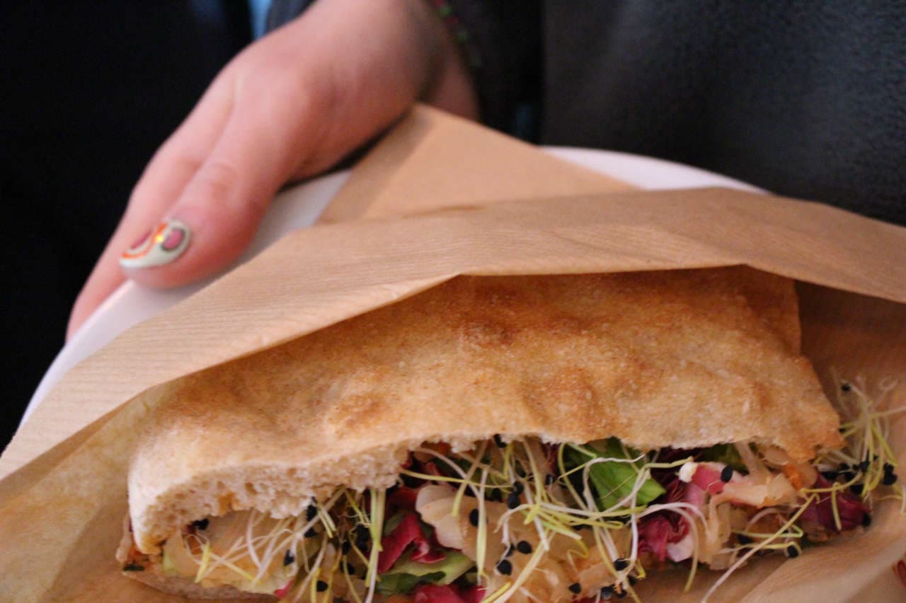 Vegan Schiacciata with smashed harissa-beans