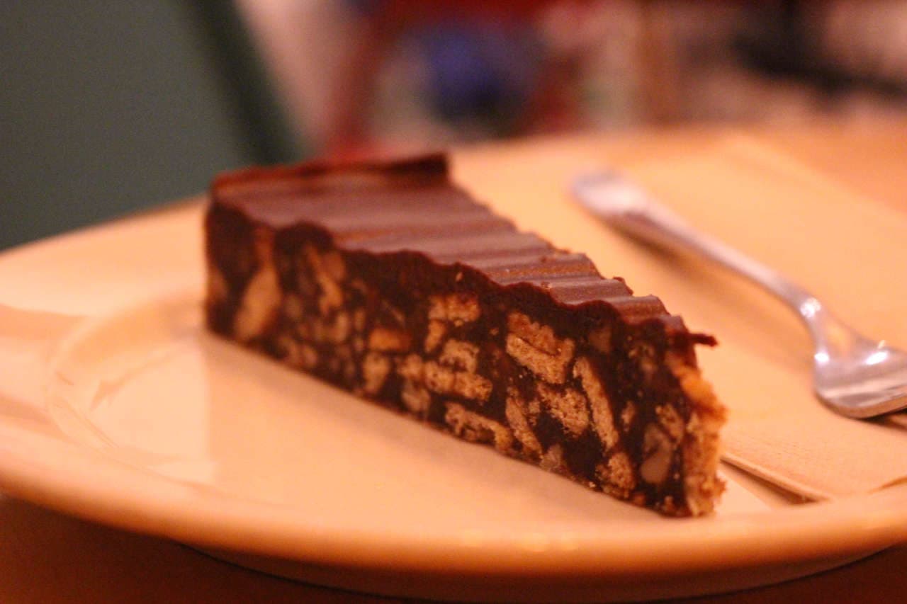 Walnut-date cake