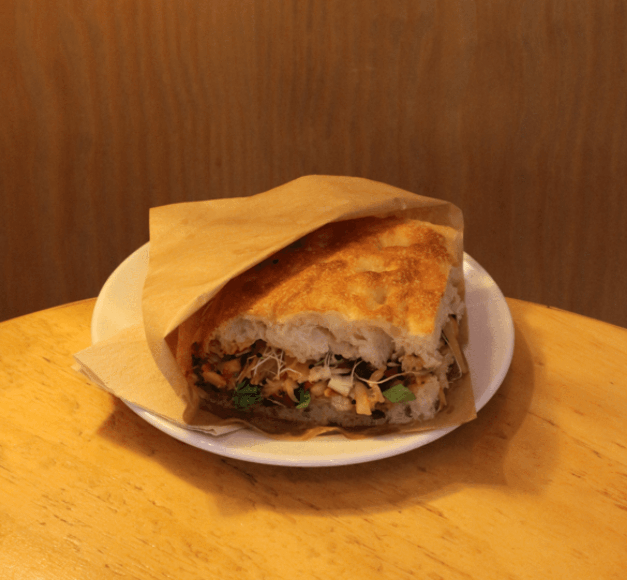 Vegan Schiacciata with smashed harissa-beans