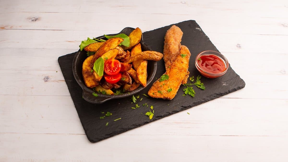 Rántott csirkemell csíkok, házi steakburgonya, ketchup