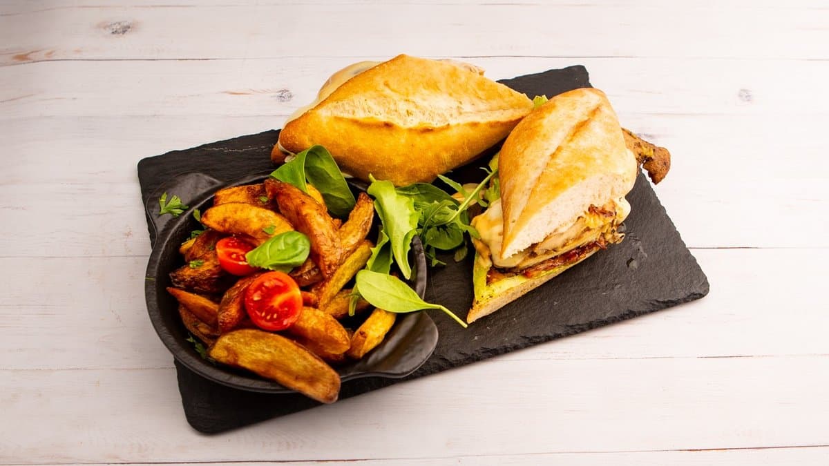 Szertár szendvics, házi steakburgonya