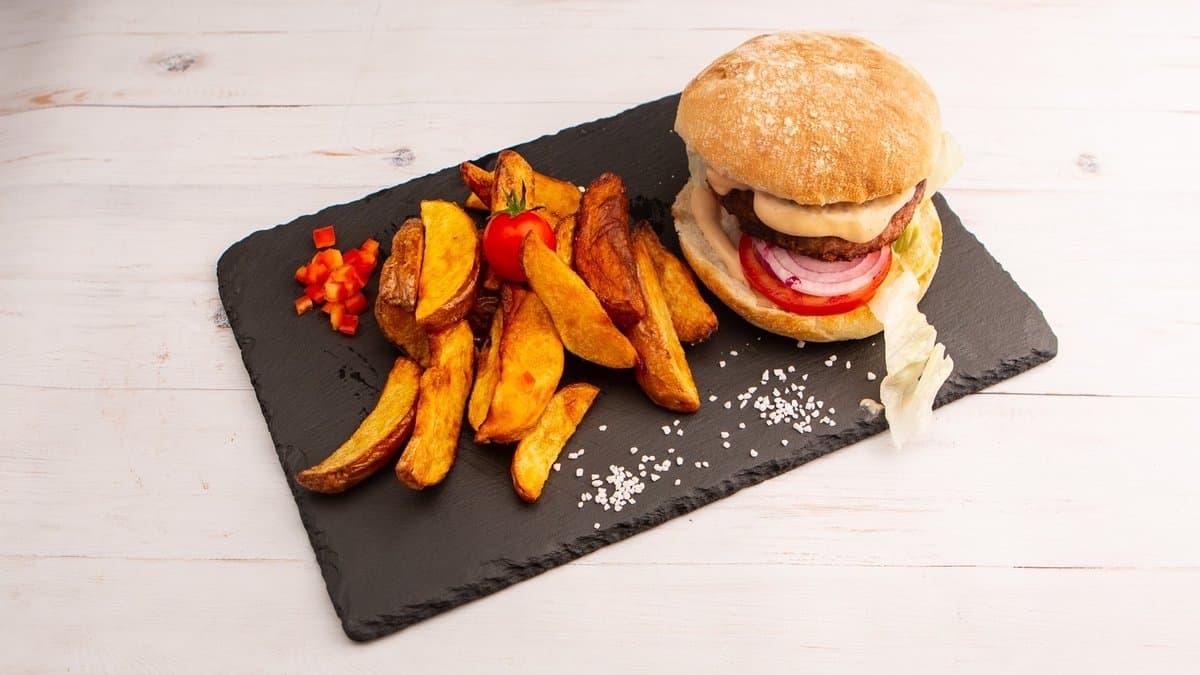 Vegán burger, házi steakburgonya
