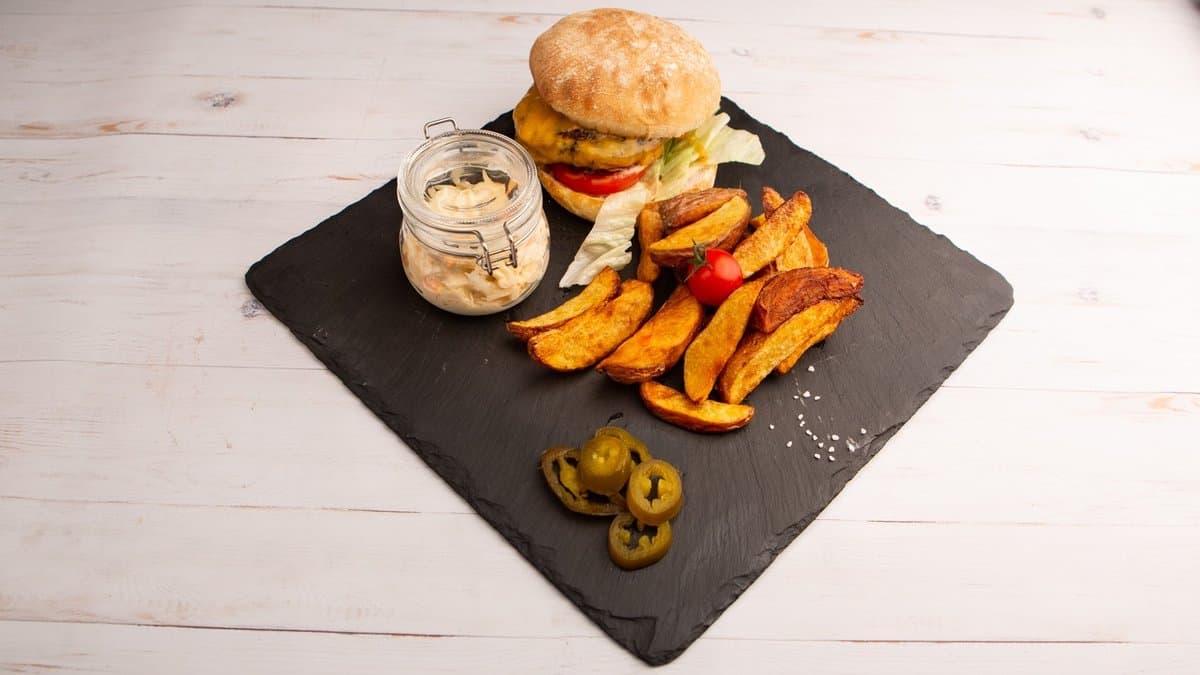 Jalapeno-s burger, coleslaw, házi steakburgonya