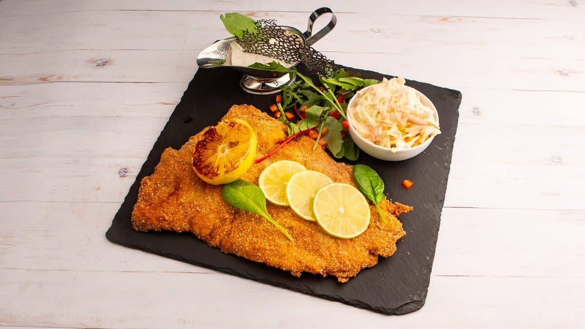 Rántott hús, angol tartár, coleslaw