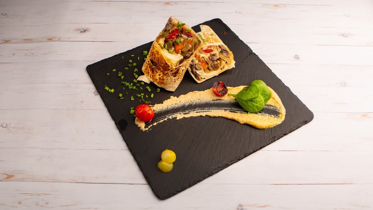 Grill zöldséges wrap, humusz