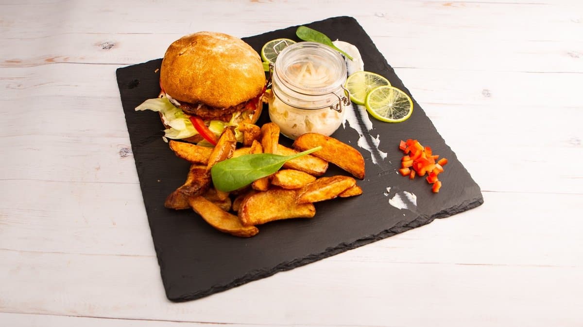 Lazac burger, coleslaw, házi steakburgonya