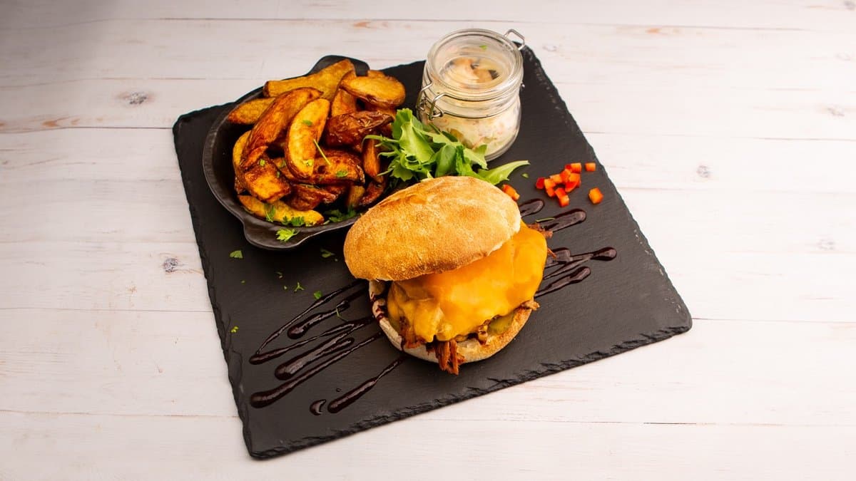 Pulled pork szendvics, házi steakburgonya