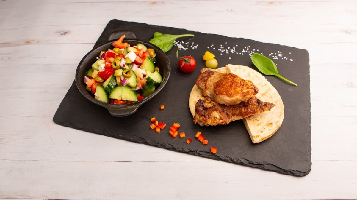 Csirkecombfilé, görögsaláta, pita