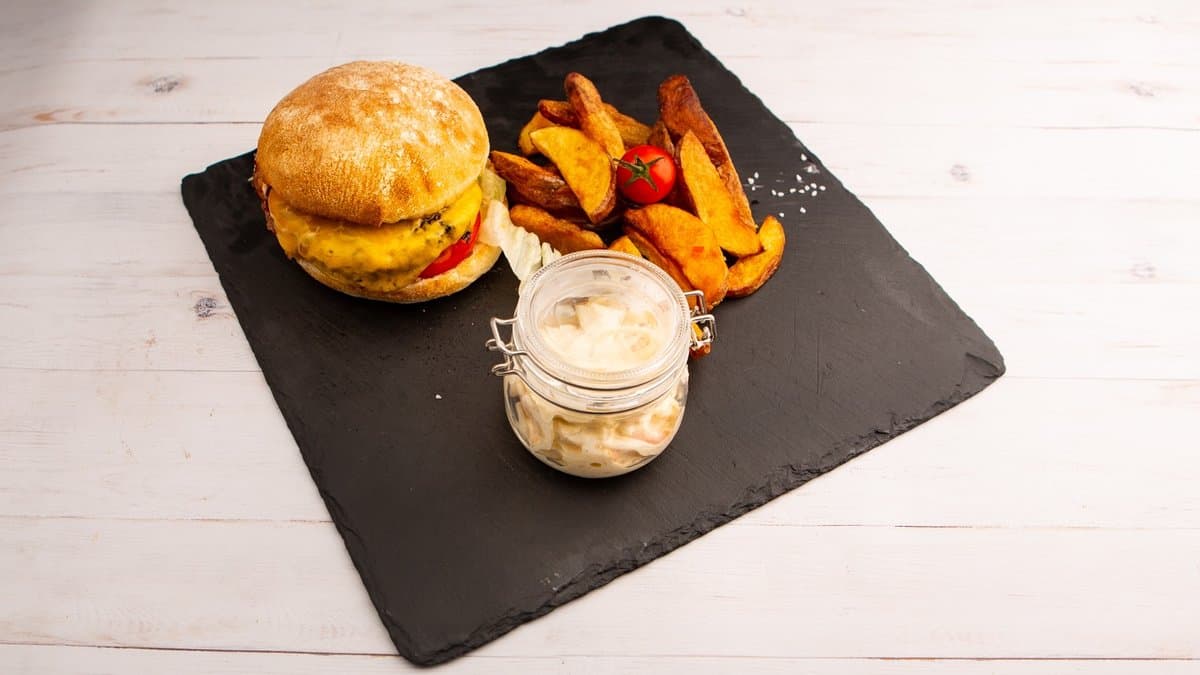 Szertár burger, coleslaw, házi steakburgonya