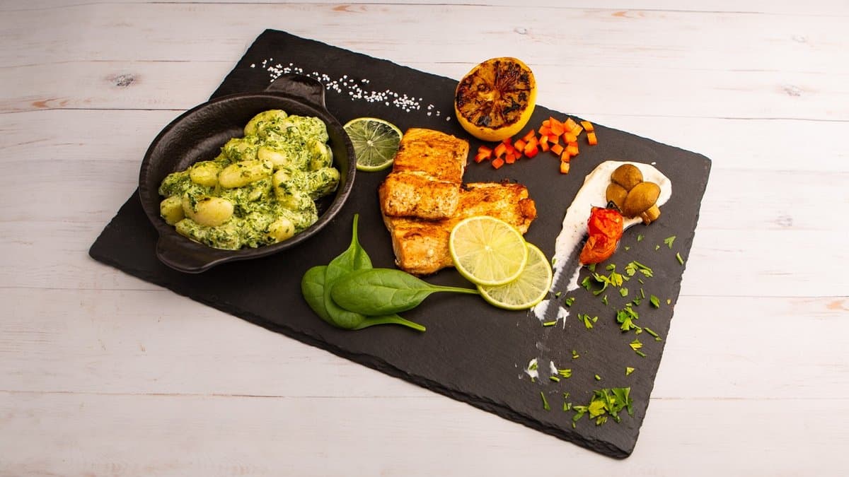 Grillezett lazacderék, spenótos gnocchi