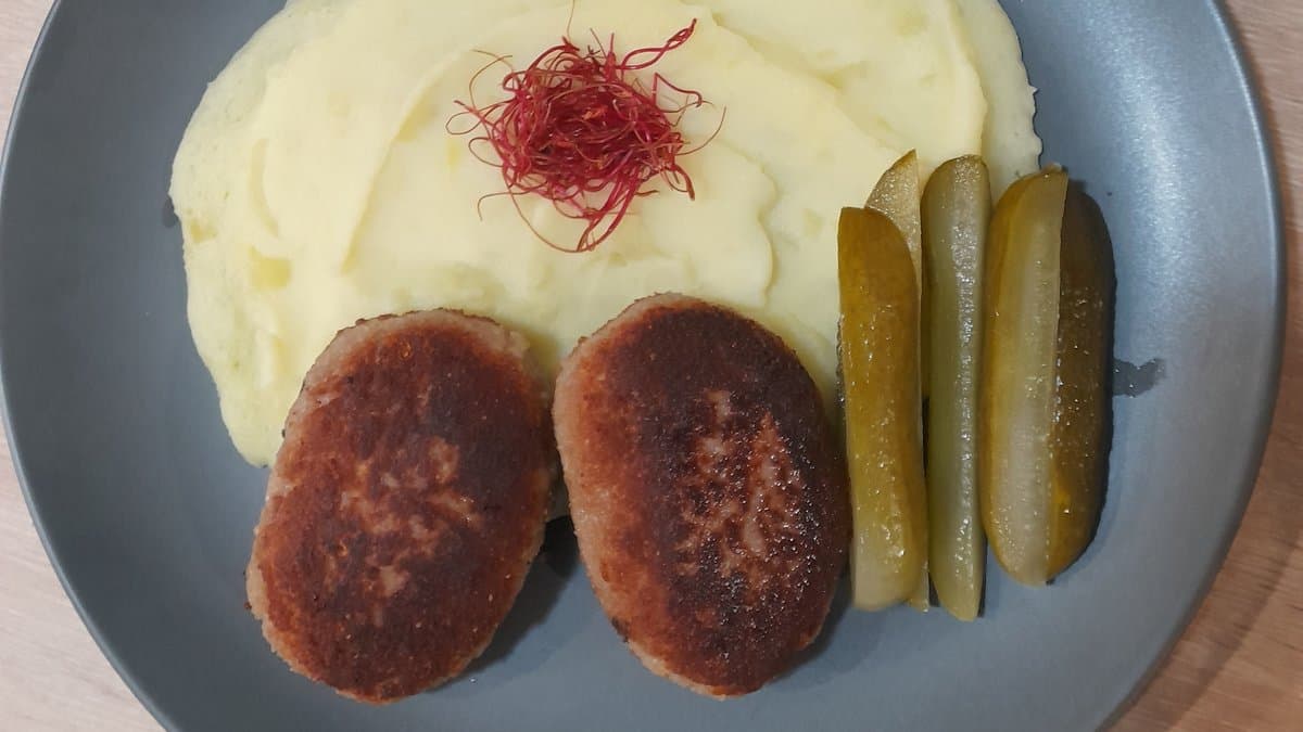 'Kotleti' - fasírt burgonyapürével és kovászos uborkával