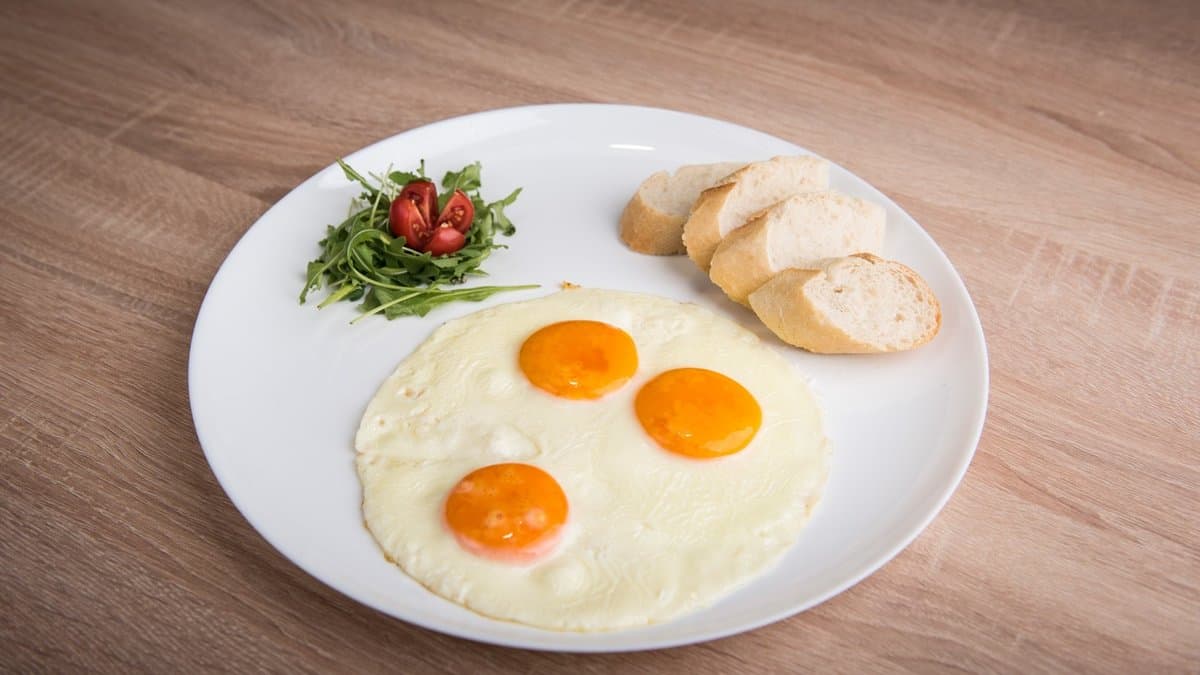 Fried eggs from 3 eggs