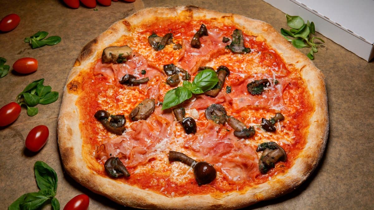 PROSCIUTTO E FUNGHI
