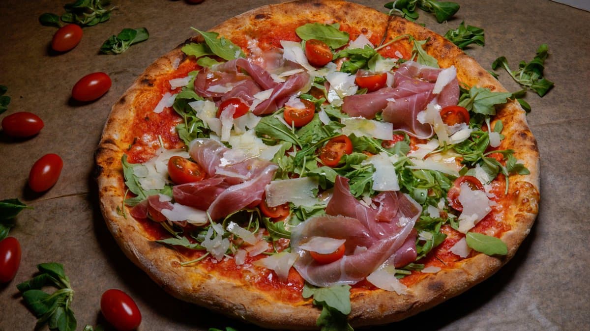 PROSCIUTTO CRUDO E RUCOLA CON POMODORINI
